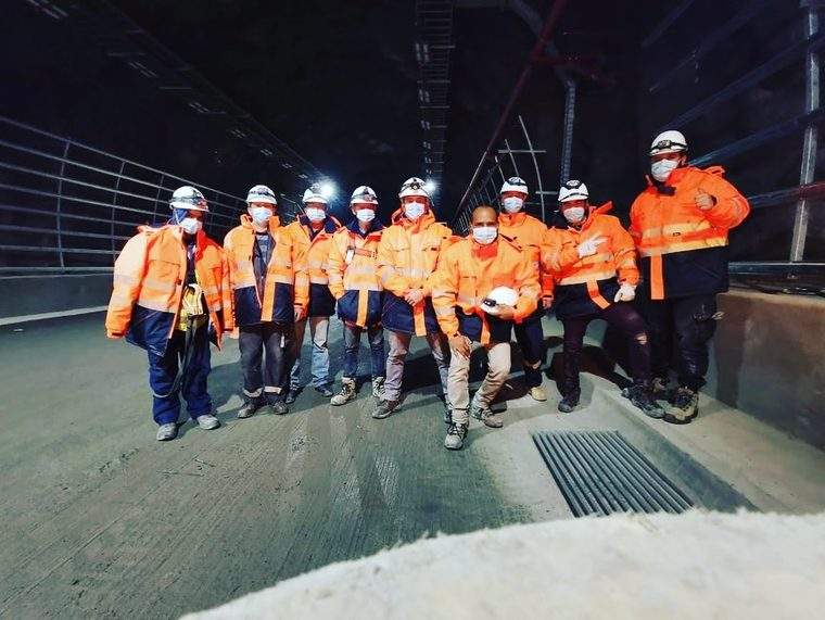 El equipo completo de FC Telecom en una faena nocturna dentro del Túnel El Melón