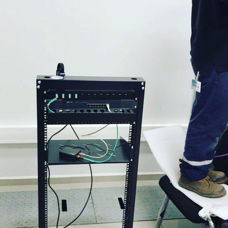 Rack de comunicaciones con cableado ordenado
